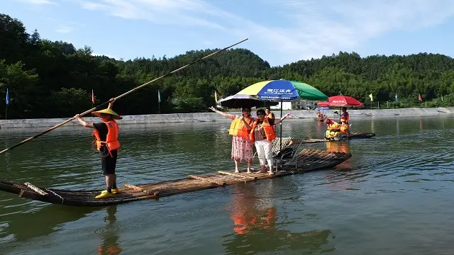 Rafting in Yueyang