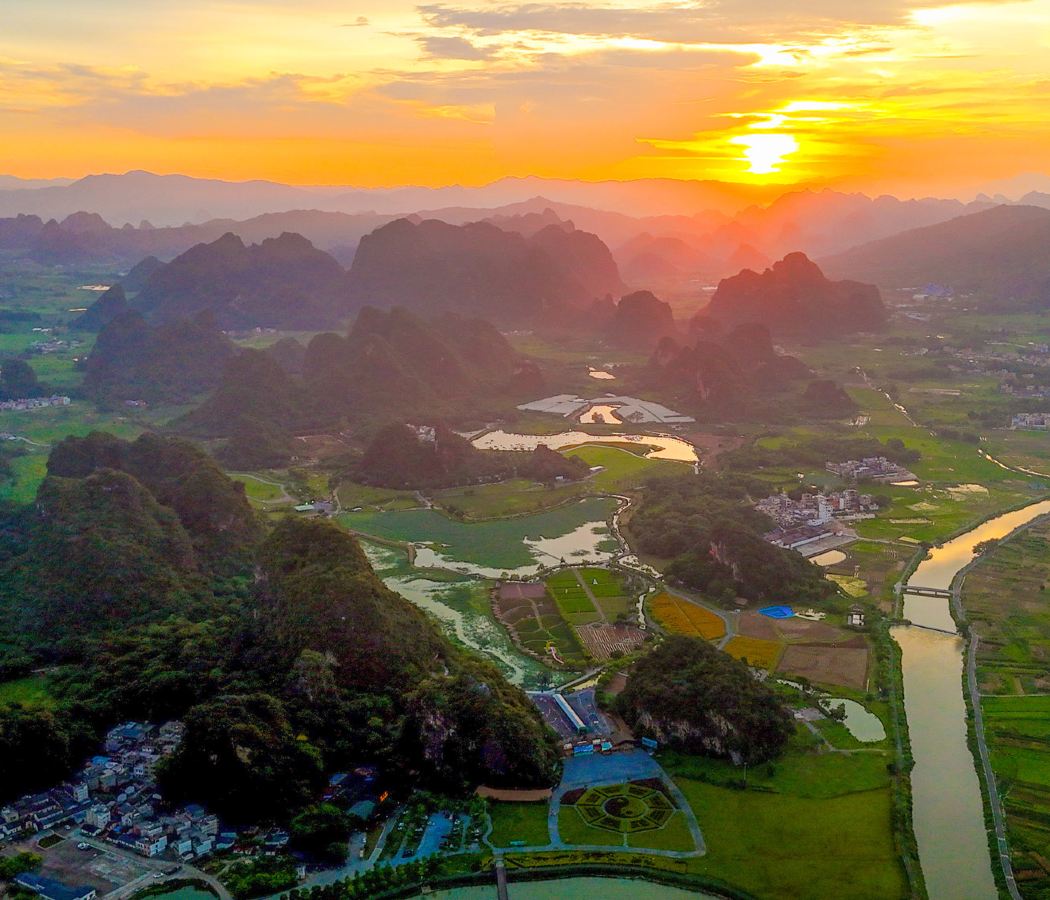Yingxi Corridor of Mountain Peaks