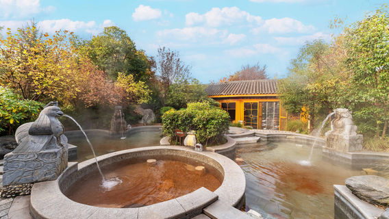 บ่อน้ําพุร้อนอ่าวมังกร