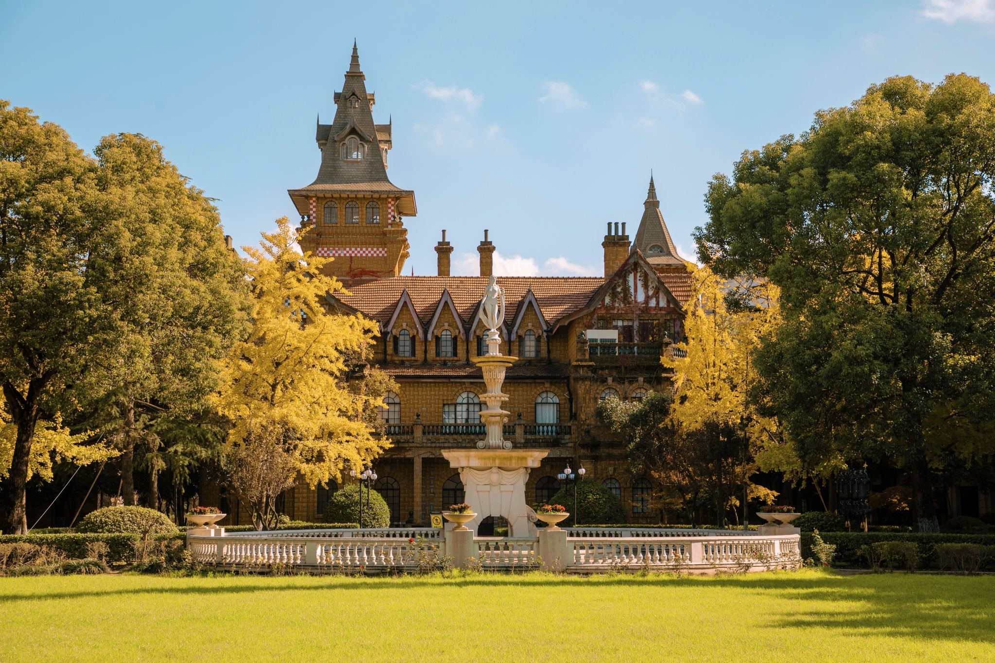 สวนสนุกภาพยนตร์และโทรทัศน์เซี่ยงไฮ้ + เมืองโบราณจูเจียจั่ว (รวมการเปลี่ยนชุดยุคสาธารณรัฐจีนหรือชุดฮั่น และการนั่งเรือแจว)