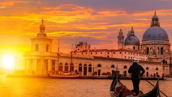 Gondola cruise boat ticket in Venice, Italy (shared or private boat + optional guide in Chinese, English, or Italian)