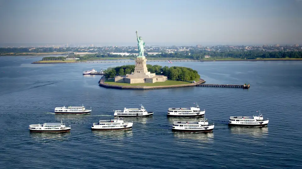2_Statue of Liberty Cruises With Landing