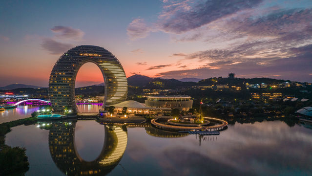 hu zhou tai hu yue liang wen quan jiu dian deng guang xiu