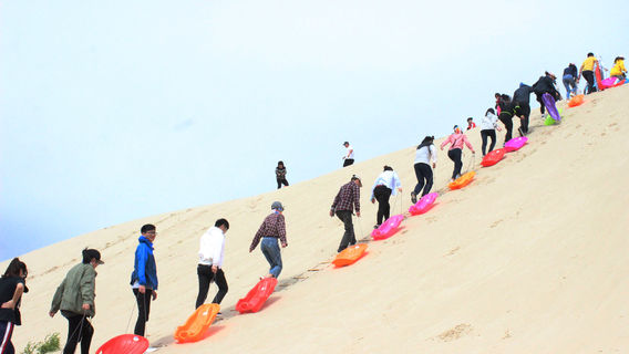 Sandboarding in Tongliao