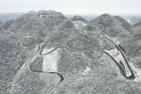 Loushan Pass Tourist Attraction