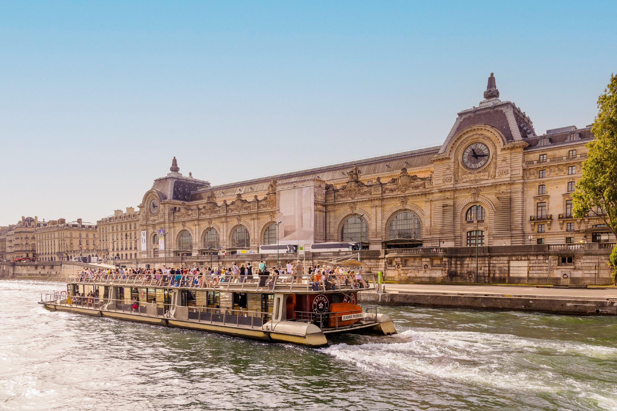 Seine River Bateaux Parisiens 1-hour cruise ticket + audio guide