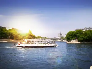 Batobus Paris: Hop-on-Hop-off Riverboat