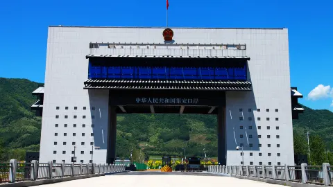 Yalu River National Gate Scenic Area attraction in Тунхуа