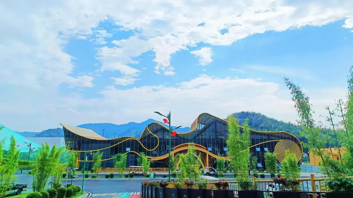 Hotel dekat Taohuajiang Scenic Area