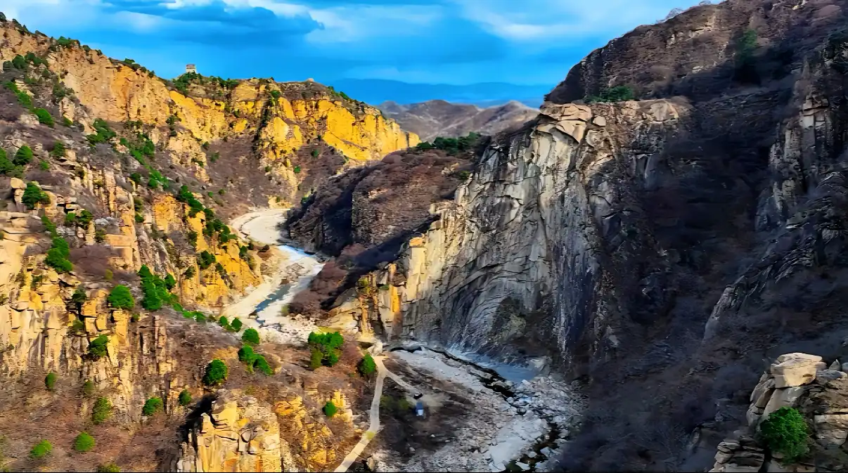 Hotels near Yunmeng Gorge