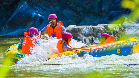 Ying Mountain Taohuachong Grand Canyon Drifting