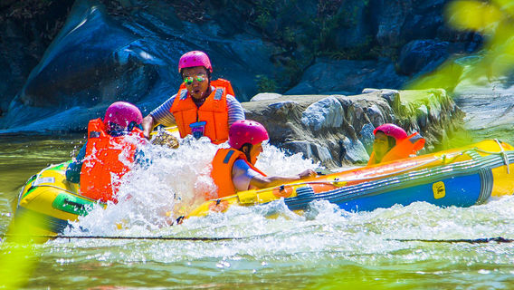 Ying Mountain Taohuachong Grand Canyon Drifting