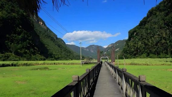 One Kilometer Landscape Painting Gallery