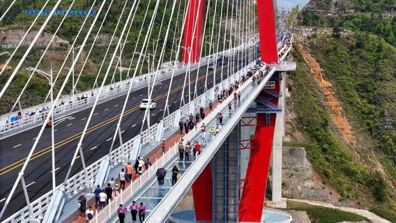 Longli River Bridge Glass Walkway