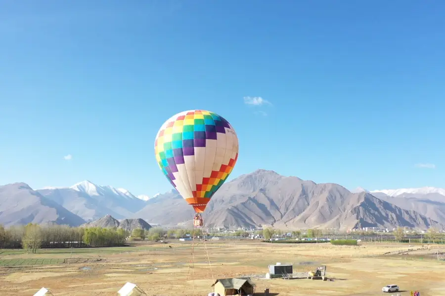 隔鄰熱氣球露營地