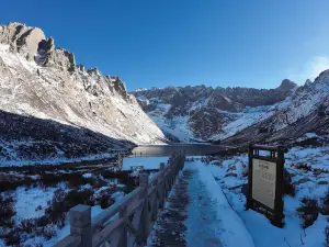 蓮宝葉則•石頭山風景区