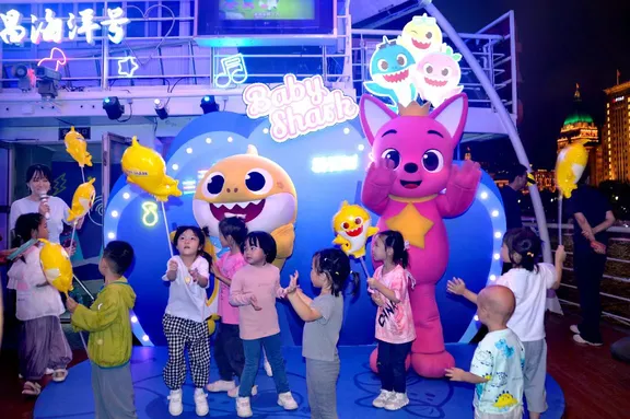 3_"Happy Captain" Huangpu River Dinner Cruise