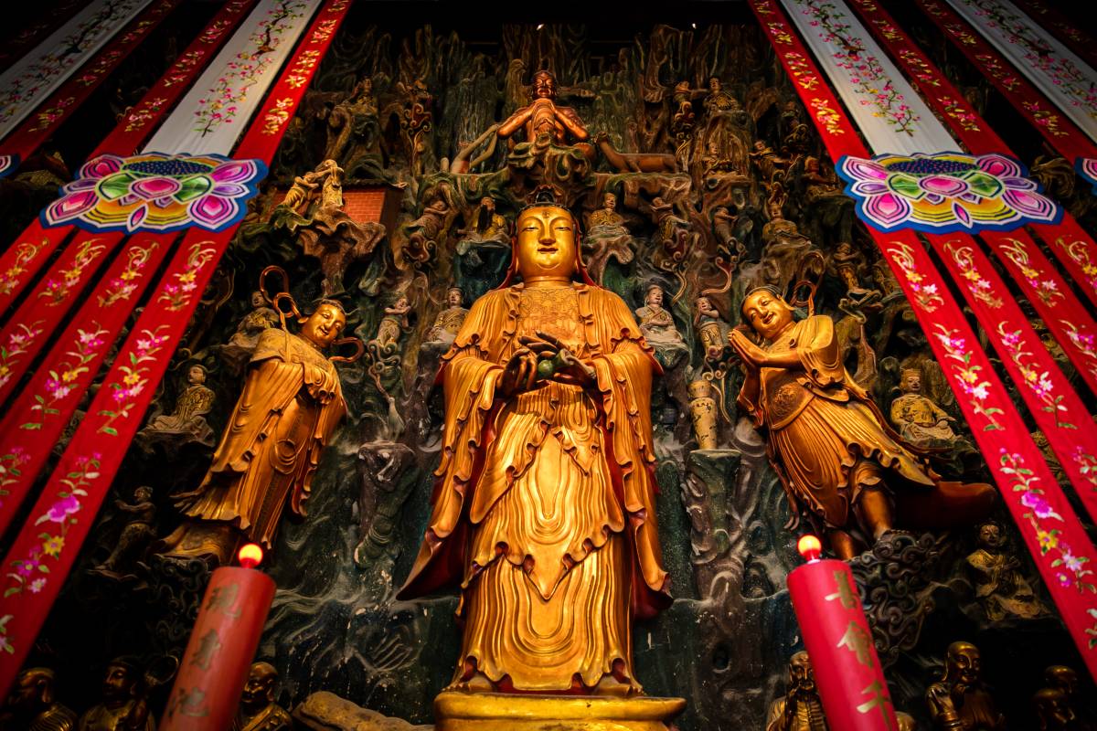 5️⃣ Jade Buddha Temple –Tempat wisata di Shanghai