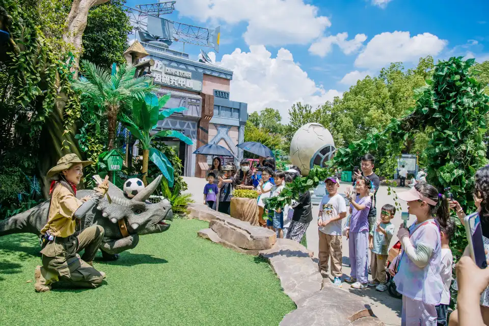 3_China Dinosaurs Land