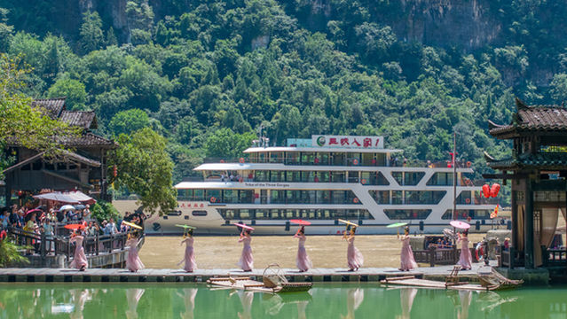 Cruise into Tribe of the Three Gorges