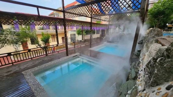 Huaguo Mountain Half Mountain Half City Hot Spring