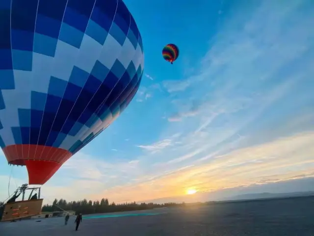 Sunrise Sightseeing in Dunhuang