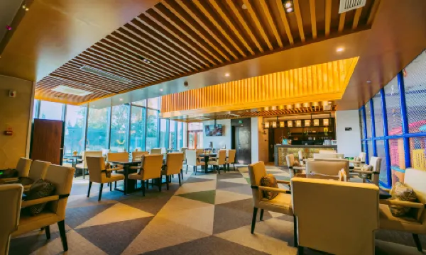 Slender West Lake Hot Spring Resort