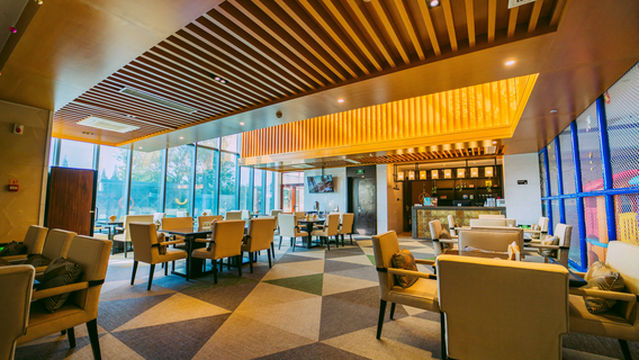 Slender West Lake Hot Spring Resort