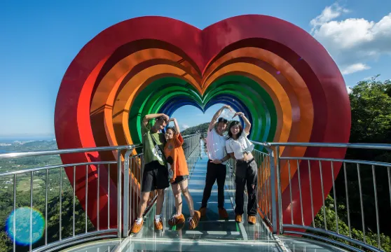 呀諾達熱帶雨林門票+來回纜車+玻璃平台+深度遊+動物互動體驗(卡皮巴拉/環尾狐猴2選1)+黎苗換裝2人