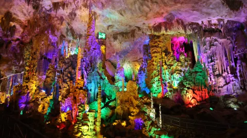 พระราชวังคริสตัลบามา attraction in เหอฉี