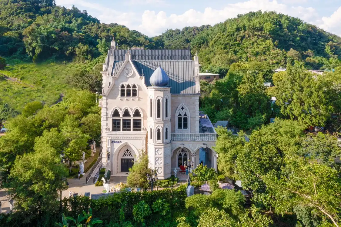 Hotels near Cona's Chococastle