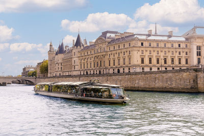 Bateaux Parisiens Cruise