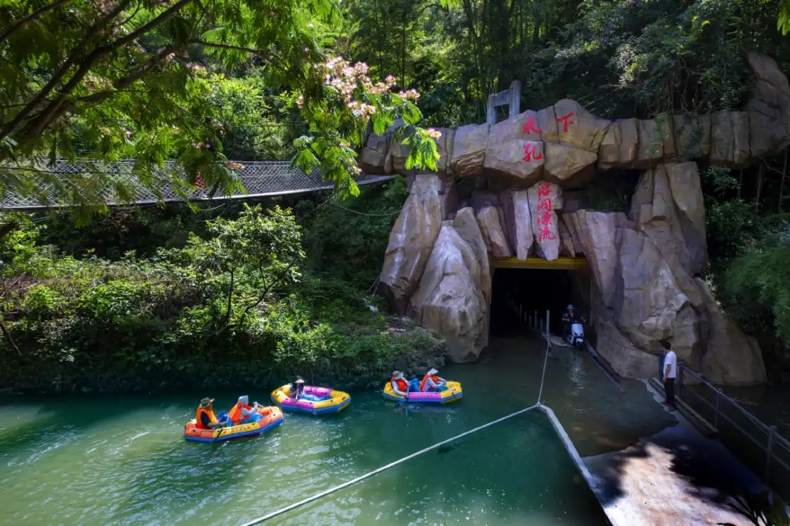 Hotels near Pan'an Underwater Hole Scenic Spot