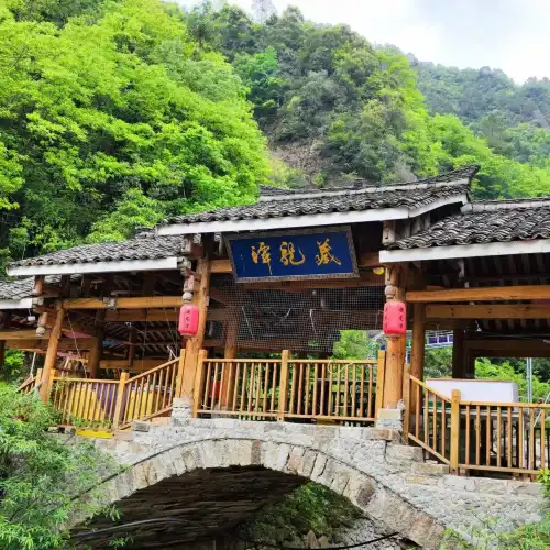 藏龍潭風景區