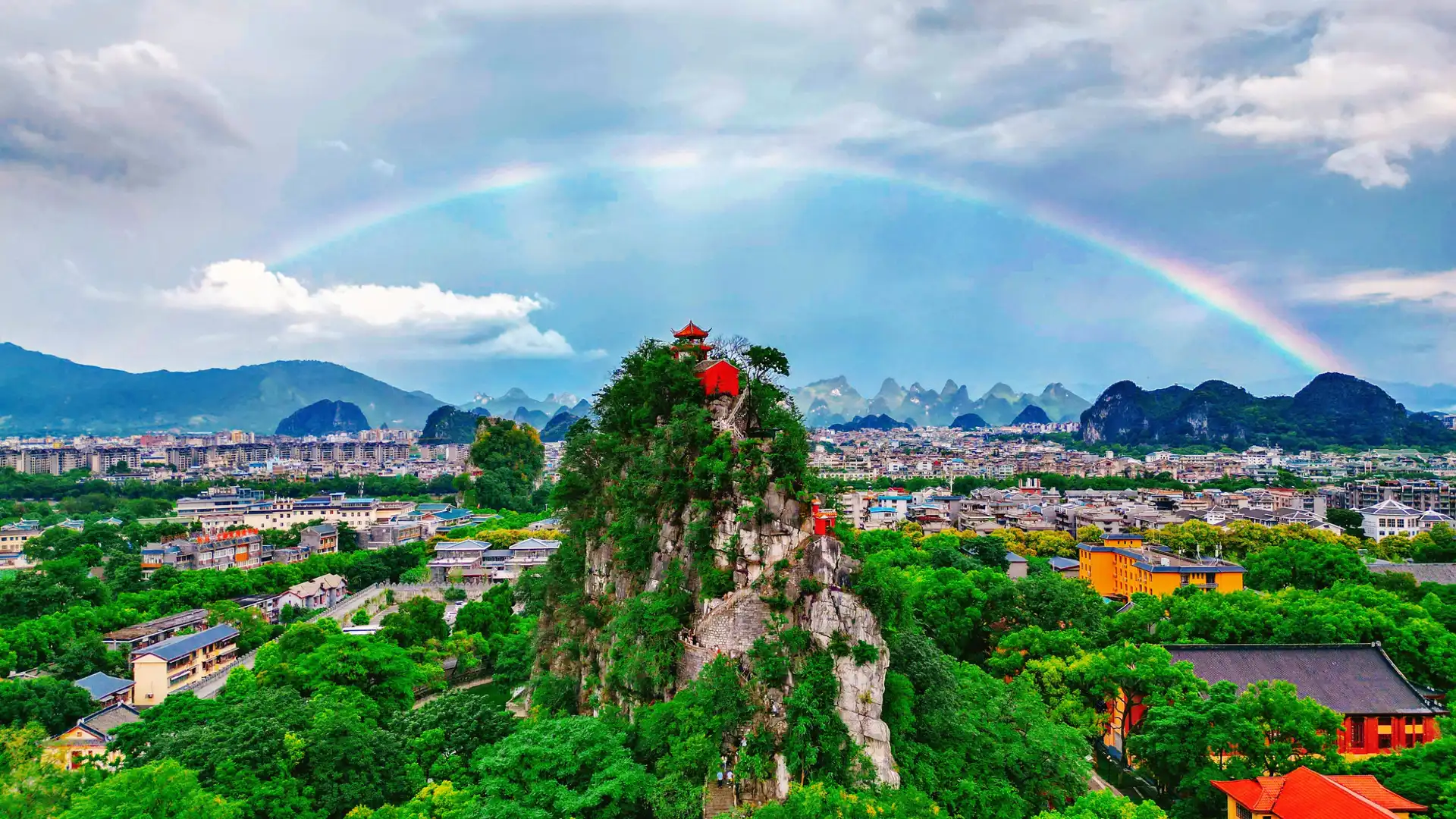 Hotels near Solitary Beauty Peak