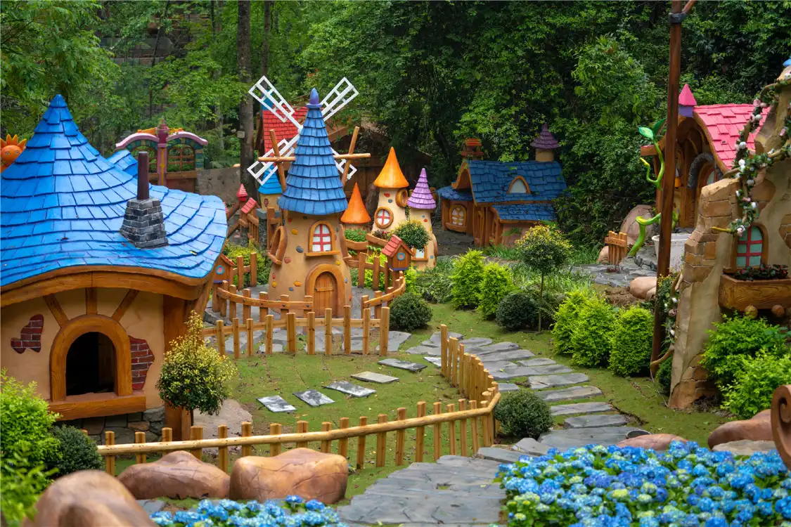 Hotels near Huanglongda Canyon