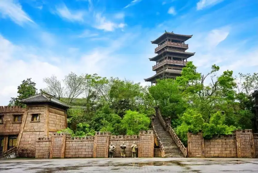 Hotels near Red Cliff Ancient Battlefield of The Three Kingdoms