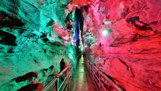 Shi Er Bei Hou Underground Crack Scenic Spot