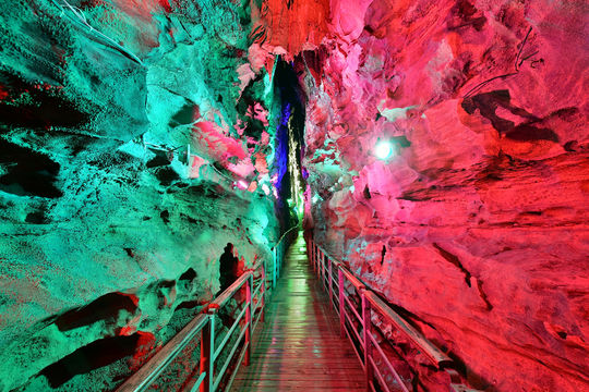Shi Er Bei Hou Underground Crack Scenic Spot