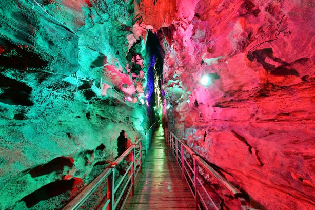 Shi Er Bei Hou Underground Crack Scenic Spot