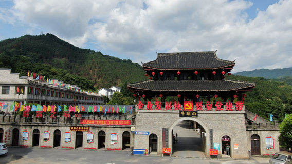 Yongzhou Golden Cave Drifting