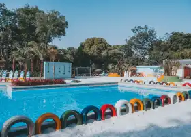 Slender West Lake Hot Spring Resort