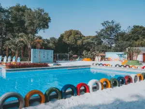 Slender West Lake Hot Spring Resort
