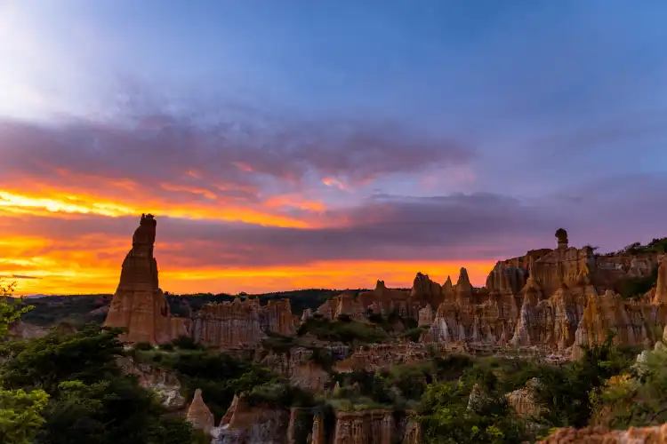 Hotels near Yuanmou Dry Hot Valley Botanical Garden