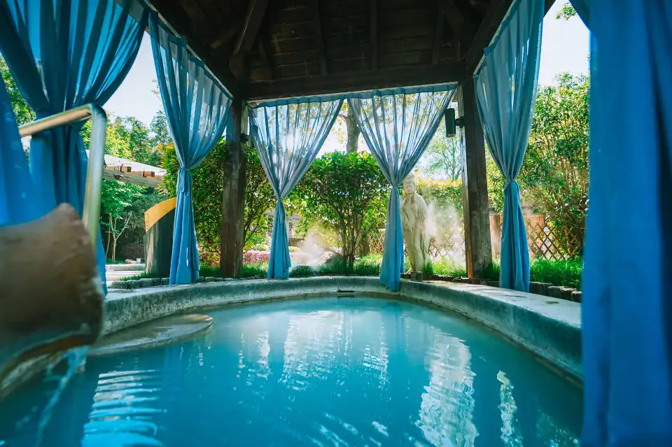 4_Slender West Lake Hot Spring Resort