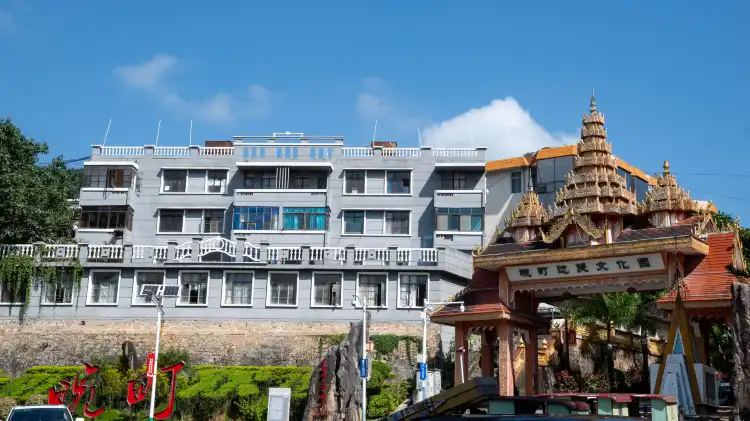 Hotels near Wanding Boundary Cultural Park