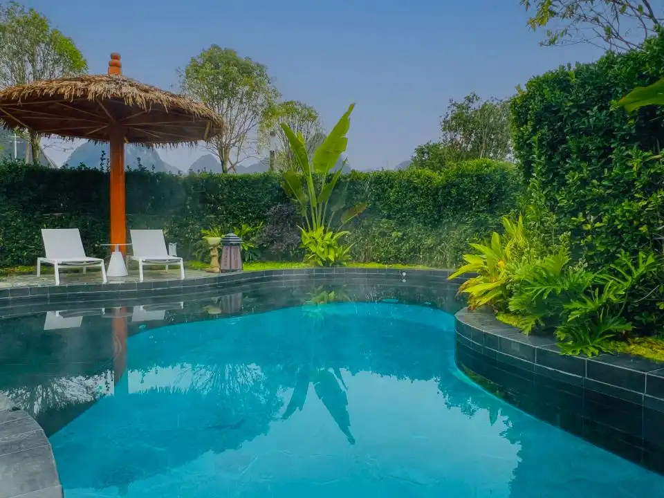 Yellow Crane Camp Hot Spring Resort 주변 호텔