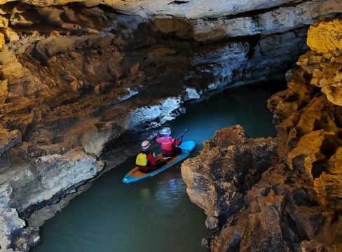 Guizhou Longli Baiyudong Cave