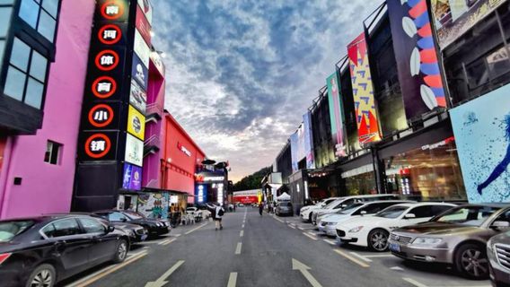 MAY TOWN Chao Amusement Park on the Menam River
