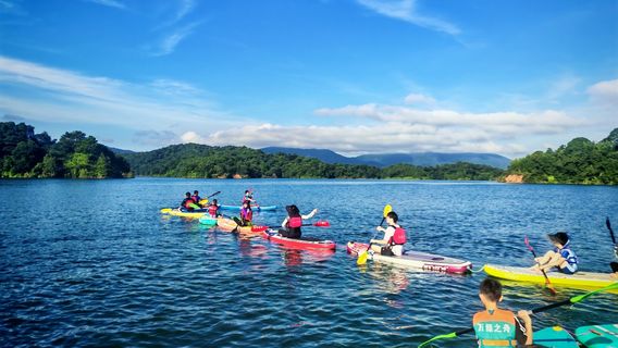 Green Boat Paddleboard Camp